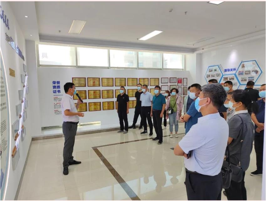 石嘴山市企業家考察團蒞臨華鼎偉業參觀考察