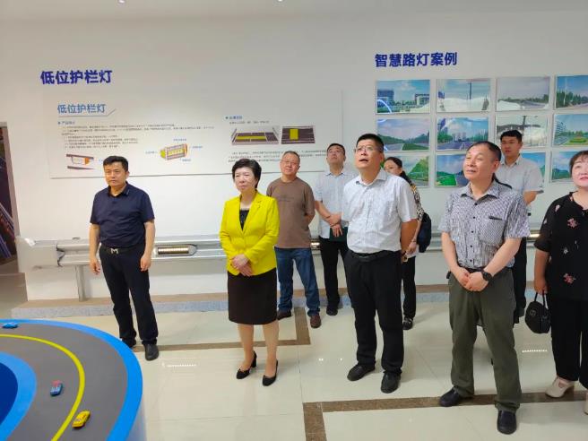 煙臺汽車工程職業學院黨委書記李翠玲一行蒞臨華鼎偉業參觀考察