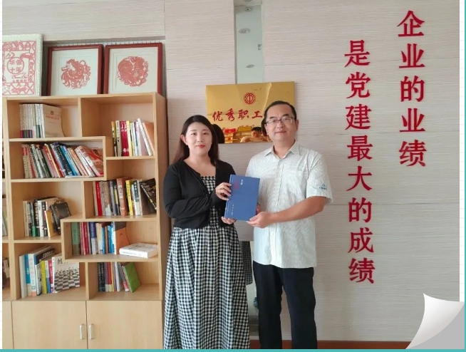 華鼎偉業開展贈書活動為優秀讀書職工贈書